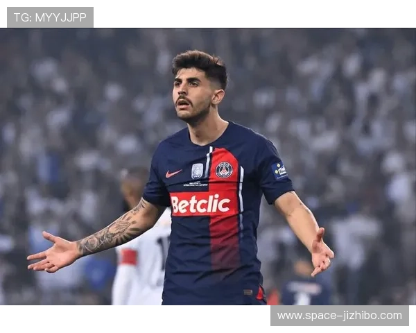 奈尔斯吊射划出优雅弧线，里昂主场沸腾