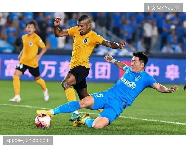 雨中激战，深圳新鹏城与南通支云比赛多次因场地积水暂停